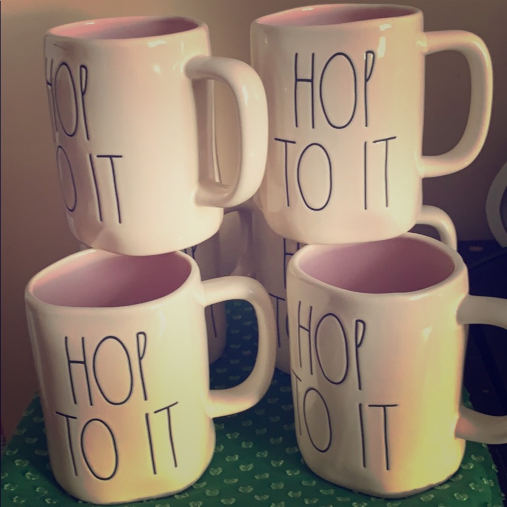 6 pieces Rae Dunn mugs with Hop to It” label.